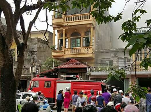 Lực lược chữa cháy kịp thời khống chế không để đám cháy lan sang các ngôi nhà liền kề.