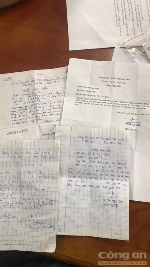 Hồ sơ, giấy tờ thể hiện sự vay nợ của nhiều "con mồi" Hồ sơ, giấy tờ thể hiện sự vay nợ của nhiều "con mồi"