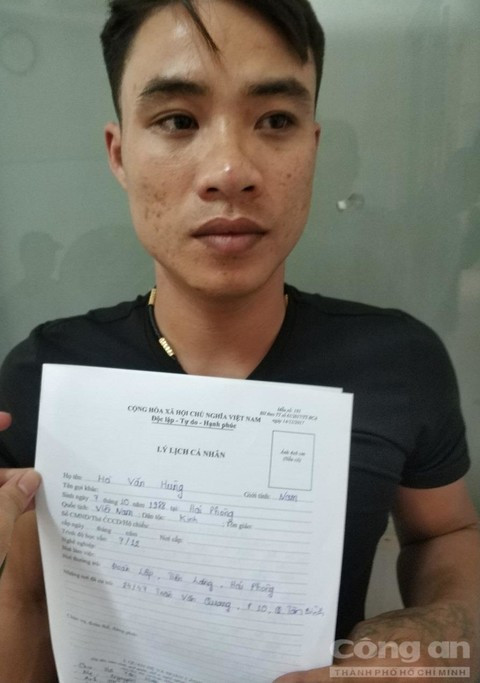 Đối tượng Hà Văn Hùng, một “chân rết” trong đường dây của “ông chủ” cho vay nặng lãi Phạm Văn Hưởng bị cảnh sát bắt cùng ngày. Đối tượng Hà Văn Hùng, một “chân rết” trong đường dây của “ông chủ” cho vay nặng lãi Phạm Văn Hưởng bị cảnh sát bắt cùng ngày.