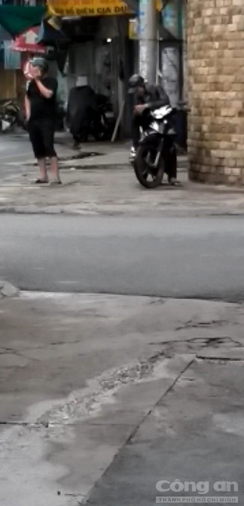 Đàn em của Phạm Văn Hưởng đang thu hồi nợ tại Q.Tân Phú - Ảnh trinh sát chụp vào ngày 10/7. Đàn em của Phạm Văn Hưởng đang thu hồi nợ tại Q.Tân Phú - Ảnh trinh sát chụp vào ngày 10/7.