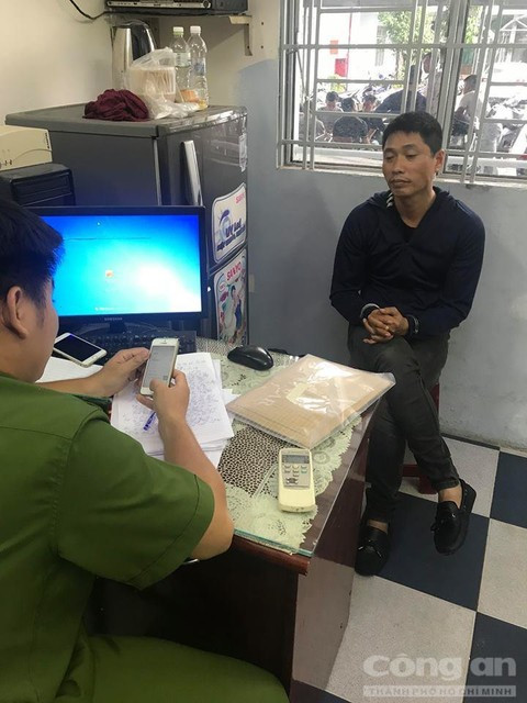 Hoàng Quốc Tuấn làm việc với cơ quan điều tra sau khi bị bắt. Hoàng Quốc Tuấn làm việc với cơ quan điều tra sau khi bị bắt.