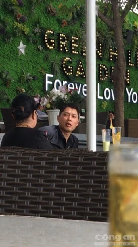 Đối tượng Hoàng Quốc Tuấn hẹn nạn nhân P. tới quán cà phê Đồng Xanh (526 – Lê Trọng Tấn) đòi tiền lãi - Ảnh trinh sát chụp vào chiều 17/7. Đối tượng Hoàng Quốc Tuấn hẹn nạn nhân P. tới quán cà phê Đồng Xanh (526 – Lê Trọng Tấn) đòi tiền lãi - Ảnh trinh sát chụp vào chiều 17/7.