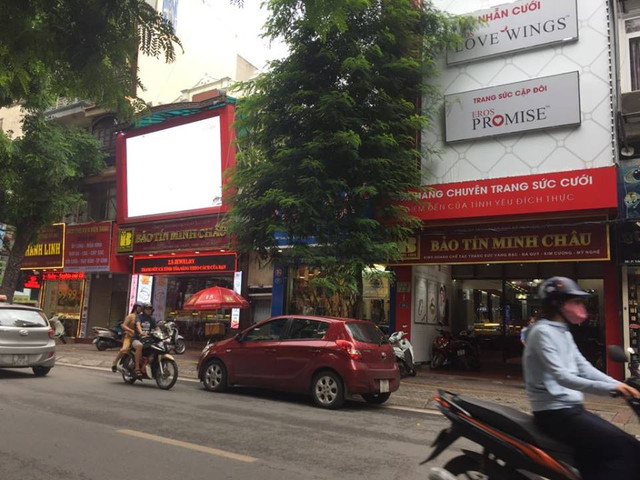 Phố vàng trầm lắng, các cửa hàng vàng vắng vẻ. Phố vàng trầm lắng, các cửa hàng vàng vắng vẻ.