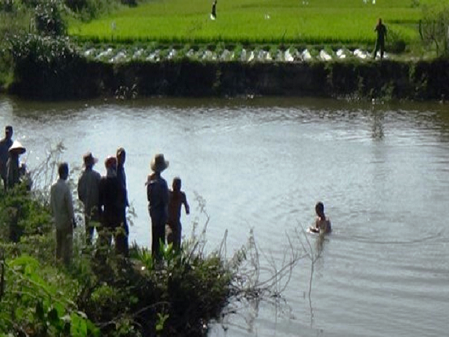 Hai mẹ con đuối nước dưới ao. Hình minh họa. Hai mẹ con đuối nước dưới ao. Hình minh họa.