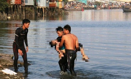 Lực lượng cứu hộ vớt một thi thể trước đó. Ảnh: C.T Lực lượng cứu hộ vớt một thi thể trước đó. Ảnh: C.T