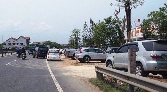 Tỉnh ủy Thừa Thiên- Huế chỉ đạo Ủy ban Kiểm tra Tỉnh ủy xác minh, kiểm tra để xử lý vụ hàng loạt xe công đi ăn đám cưới gây xôn xao. Tỉnh ủy Thừa Thiên- Huế chỉ đạo Ủy ban Kiểm tra Tỉnh ủy xác minh, kiểm tra để xử lý vụ hàng loạt xe công đi ăn đám cưới gây xôn xao.