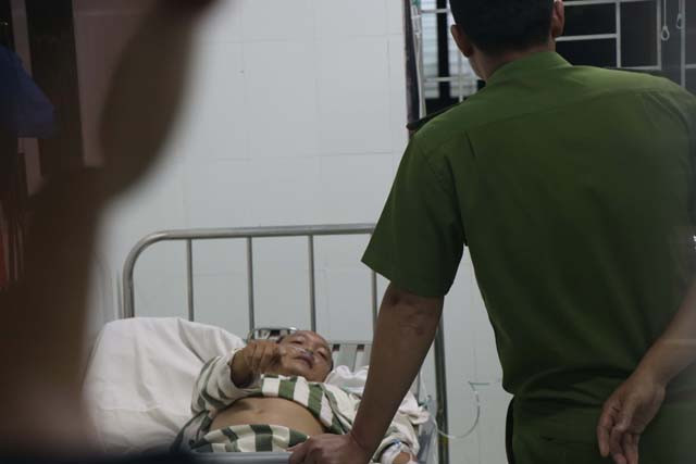 Theo Bệnh viện Đa khoa tỉnh Đắk Nông, suốt thời gian nhập viện, ông Doanh luôn trong trạng thái “sững sờ”, “không tiếp xúc”.