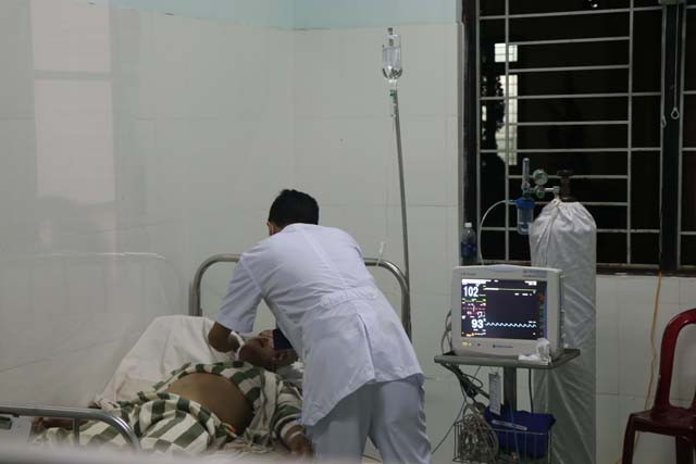 Sau khi hội chẩn, các bác sĩ Bệnh viện Đa khoa tỉnh Đắk Nông quyết định đưa ông Doanh lên tuyến trên điều trị với chẩn đoán loạn thần cấp.