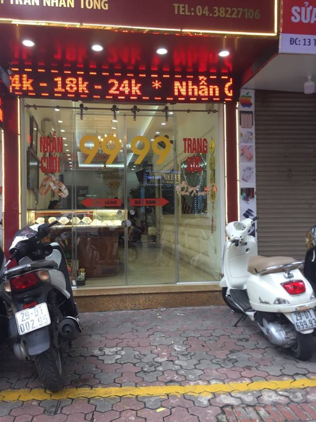 Các cửa hàng kinh doanh vàng nhỏ không 1 bóng khách. Các cửa hàng kinh doanh vàng nhỏ không 1 bóng khách.