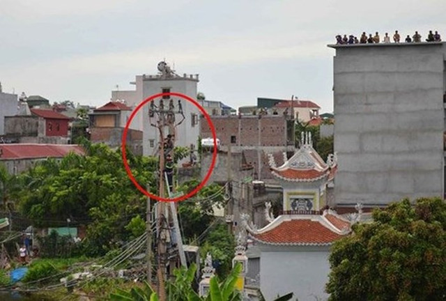 1. Ngày 23/6/2018, một nam thanh niên cố thủ trên cột điện, đòi người nhà trả tiền cá độ bóng đá. Sự việc xảy ra ngay tại thành phố Hà Nội. Lực lượng Cảnh sát PCCC&CNCH số 8 phối hợp với Công an phường Lĩnh Nam (quận Hoàng Mai, Hà Nội) đã phải dùng đến xe thang để cứu hộ thanh niên này. Trong ảnh: Hiện trường vụ việc. (Ảnh: Facebook) 1. Ngày 23/6/2018, một nam thanh niên cố thủ trên cột điện, đòi người nhà trả tiền cá độ bóng đá. Sự việc xảy ra ngay tại thành phố Hà Nội. Lực lượng Cảnh sát PCCC&CNCH số 8 phối hợp với Công an phường Lĩnh Nam (quận Hoàng Mai, Hà Nội) đã phải dùng đến xe thang để cứu hộ thanh niên này. Trong ảnh: Hiện trường vụ việc. (Ảnh: Facebook)