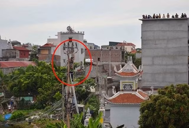 1. Ngày 23/6/2018, một nam thanh niên cố thủ trên cột điện, đòi người nhà trả tiền cá độ bóng đá. Sự việc xảy ra ngay tại thành phố Hà Nội. Lực lượng Cảnh sát PCCC&CNCH số 8 phối hợp với Công an phường Lĩnh Nam (quận Hoàng Mai, Hà Nội) đã phải dùng đến xe thang để cứu hộ thanh niên này. Trong ảnh: Hiện trường vụ việc. (Ảnh: Facebook)