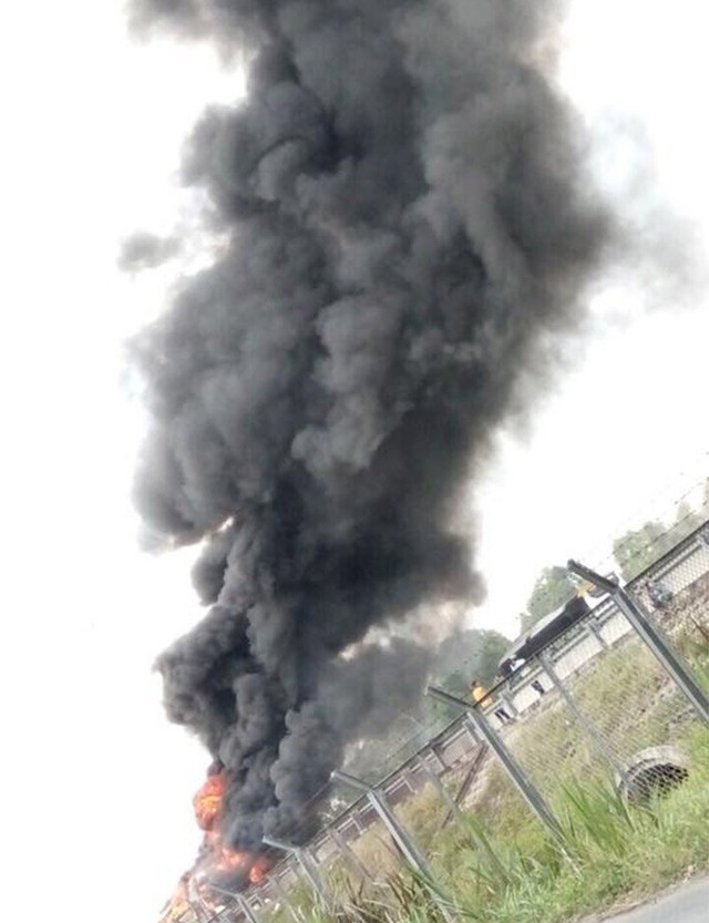 Chiếc xe khách đang lưu thông trên cao tốc Trung Lương - TP HCM bất ngờ bốc cháy dữ dội. Ảnh Thanh Thống.