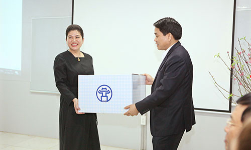 Bà Đỗ Thị Kim Liên, Chủ tịch Nhà máy nước mặt Sông Đuống - đại diện BQL Dự án - nhận quà động viên từ Chủ tịch UBND TP Hà Nội Nguyễn Đức Chung.