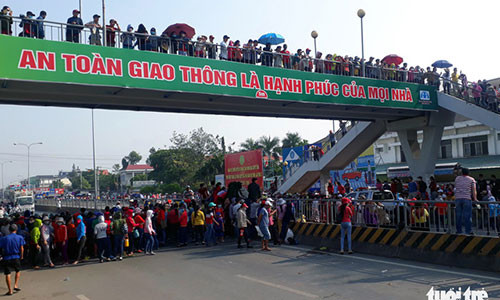 Công nhân công ty Pouchen chắn ngang quốc lộ 1K, đoạn đi qua xã Hóa An, TP Biên Hoà, Đồng Nai khiến giao thông tắc nghẽn - Ảnh: A LỘC Công nhân công ty Pouchen chắn ngang quốc lộ 1K, đoạn đi qua xã Hóa An, TP Biên Hoà, Đồng Nai khiến giao thông tắc nghẽn - Ảnh: A LỘC