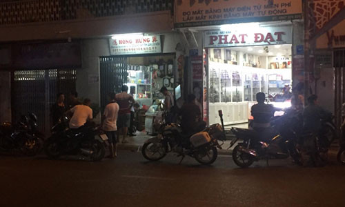 Công an khám nghiệm hiện trường. Công an khám nghiệm hiện trường.