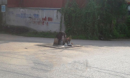 Người dân địa phương cho rằng Hòn đá mang hồn người trong đó (Ảnh: Đào Tấn). Người dân địa phương cho rằng Hòn đá mang hồn người trong đó (Ảnh: Đào Tấn).