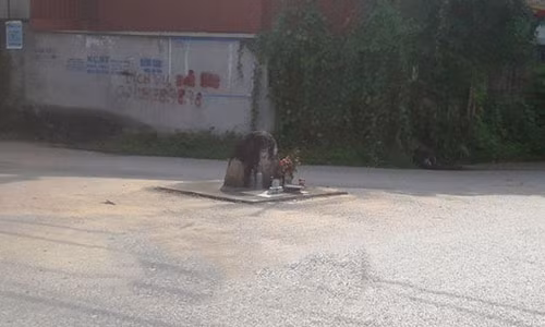 Người dân địa phương cho rằng Hòn đá mang hồn người trong đó (Ảnh: Đào Tấn).