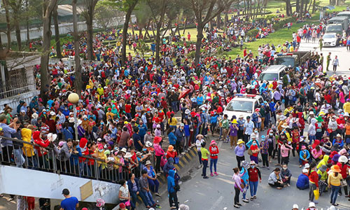 Hàng ngàn công nhân đứng bên ngoài cổng công ty và quốc lộ 1K - Ảnh: A LỘC Hàng ngàn công nhân đứng bên ngoài cổng công ty và quốc lộ 1K - Ảnh: A LỘC