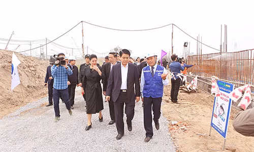 Chủ tịch Nguyễn Đức Chung thăm dự án đầu tư xây dựng nhà máy nước mặt sông Đuống.