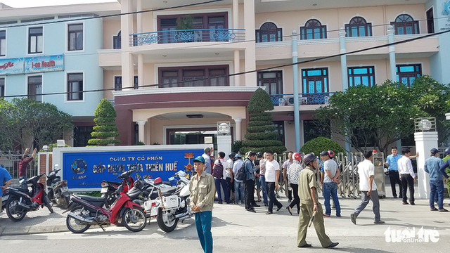 Rất đông người dân hiếu kỳ tập trung trước trụ sở Công ty CP cấp nước Thừa Thiên - Huế để theo dõi vụ việc. Rất đông người dân hiếu kỳ tập trung trước trụ sở Công ty CP cấp nước Thừa Thiên - Huế để theo dõi vụ việc.