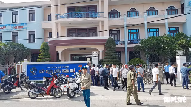 Rất đông người dân hiếu kỳ tập trung trước trụ sở Công ty CP cấp nước Thừa Thiên - Huế để theo dõi vụ việc.