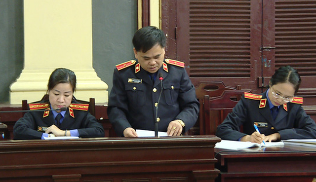 Đại diện VKSND tại tòa sáng nay. Nguồn ảnh: Tuổi Trẻ Đại diện VKSND tại tòa sáng nay. Nguồn ảnh: Tuổi Trẻ