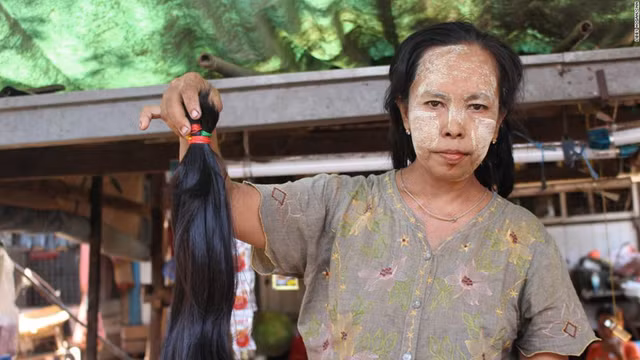 Bà Aye Aye Thein buôn tóc tại chợ Insein, Yangon.