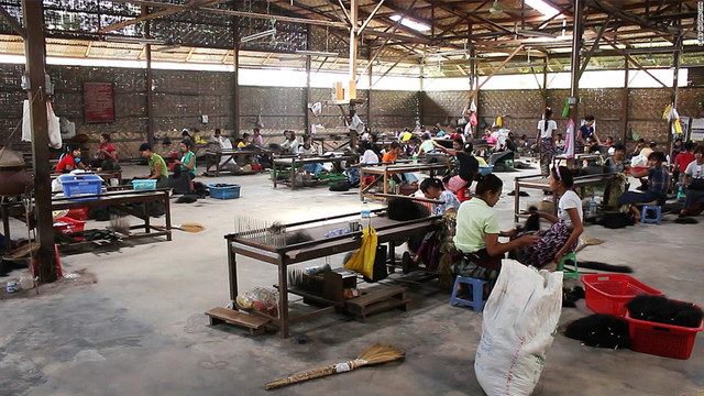 Xưởng phân loại tóc tại Mandalay, Myanmar. Xưởng phân loại tóc tại Mandalay, Myanmar.