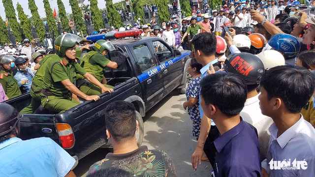 Đối tượng nghi ngáo đá bị lực lượng công an khống chế, đưa về cơ quan điều tra.