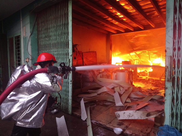 Đến sáng nay 28/5, lực lượng Cảnh sát PCCC quận 12, TP HCM vẫn đang phối hợp với các đơn vị liên quan tiến hành phong tỏa, khám nghiệm hiện trường để điều tra làm rõ nguyên nhân vụ cháy ở cụm công nghiệp Quang Trung (phường Hiệp Thành, quận 12).