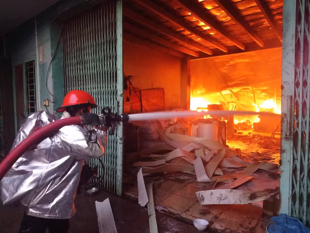 Đến sáng nay 28/5, lực lượng Cảnh sát PCCC quận 12, TP HCM vẫn đang phối hợp với các đơn vị liên quan tiến hành phong tỏa, khám nghiệm hiện trường để điều tra làm rõ nguyên nhân vụ cháy ở cụm công nghiệp Quang Trung (phường Hiệp Thành, quận 12).