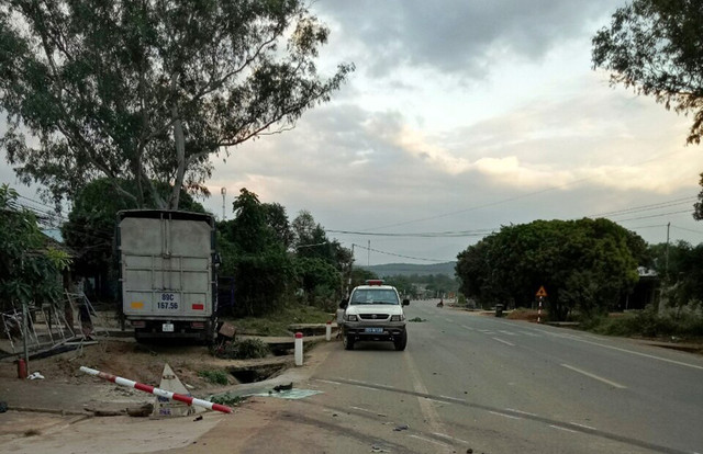 Hiện trường kinh hoàng xe tải tông container trên QL14 Hien truong kinh hoang xe tai tong container tren QL14