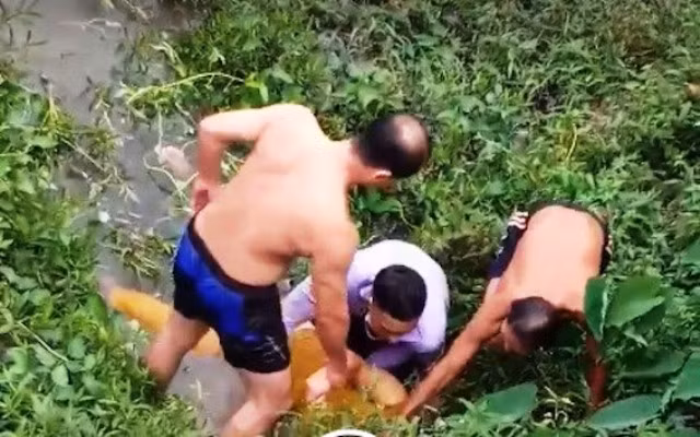 Dang di dam cuoi, trung ta cong an kip cuu nguoi tu tu