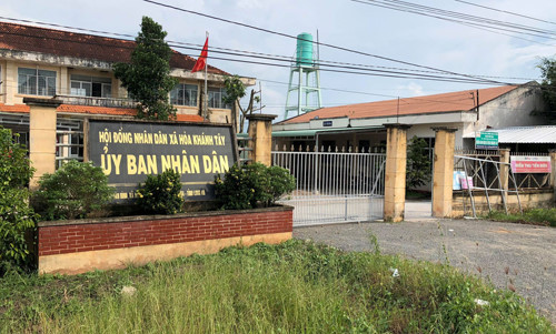 Đòi tiền làm CMND cho con gái nuôi Quang Lê: Trưởng CA xã bị... khiển trách Doi tien lam CMND cho con gai nuoi Quang Le: Truong CA xa bi... khien trach