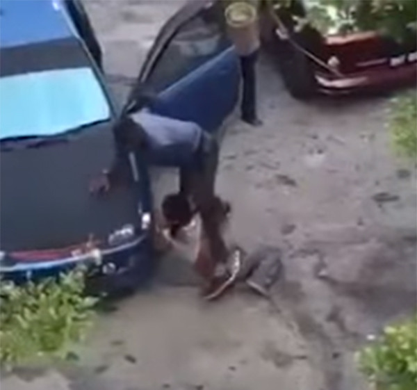 Theo Stomp, vụ việc xảy ra ở Klang, Malaysia. Nạn nhân được xác định là người phụ nữ tên Komathi Ramachandran, 42 tuổi. Trong đoạn clip đang lan truyền trên mạng xã hội, Komathi bị một người đàn ông ghì chặt xuống nền đất, một người đàn ông khác đưa cho người đàn ông này một cây gậy. Theo Stomp, vụ việc xảy ra ở Klang, Malaysia. Nạn nhân được xác định là người phụ nữ tên Komathi Ramachandran, 42 tuổi. Trong đoạn clip đang lan truyền trên mạng xã hội, Komathi bị một người đàn ông ghì chặt xuống nền đất, một người đàn ông khác đưa cho người đàn ông này một cây gậy.