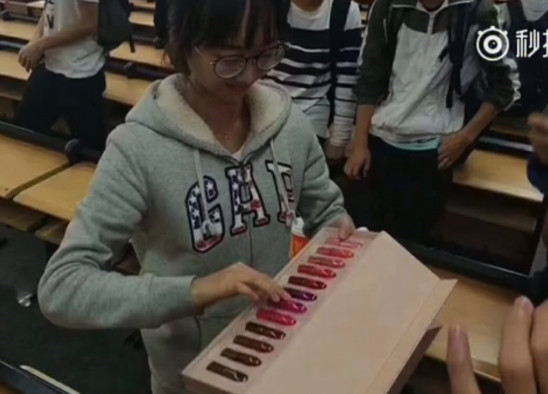 Chen Weiqi rất ngạc nhiên khi nhận được món quà yêu thích. Ảnh cắt từ clip. Chen Weiqi rất ngạc nhiên khi nhận được món quà yêu thích. Ảnh cắt từ clip.