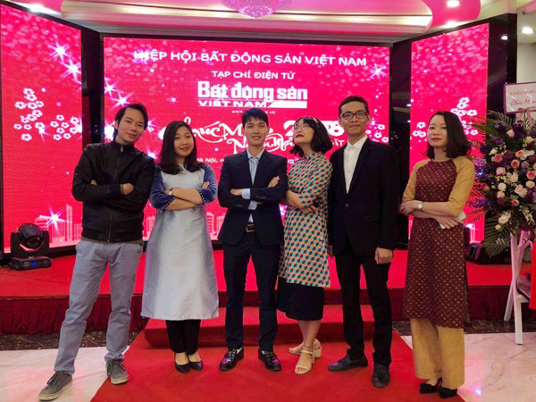 Cô gái viết đơn xin phép lấy chồng (đứng thứ tư từ trái sang) cùng các đồng nghiệp. Cô gái viết đơn xin phép lấy chồng (đứng thứ tư từ trái sang) cùng các đồng nghiệp.