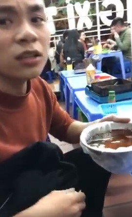 9X nhận lời thách thức nhận lời uống hết bát rượu trong 2 phút. Ảnh cắt từ clip. 9X nhận lời thách thức nhận lời uống hết bát rượu trong 2 phút. Ảnh cắt từ clip.