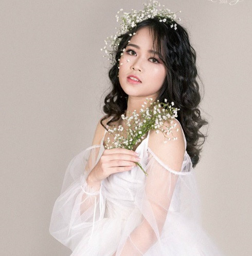 Gương mặt đầu tiên bước vào vòng chung kết là Nguyễn Thị Cẩm Nhung (20 tuổi). Nhung hiện là sinh viên lớp Văn hóa phát triển K36. 9X ước mơ trở thành biên tập viên nổi tiếng và nhà kinh doanh giỏi. Cô mong ước có thể tự đi du lịch khắp nơi trên thế giới và giúp đỡ nhiều người nghèo khó. Gương mặt đầu tiên bước vào vòng chung kết là Nguyễn Thị Cẩm Nhung (20 tuổi). Nhung hiện là sinh viên lớp Văn hóa phát triển K36. 9X ước mơ trở thành biên tập viên nổi tiếng và nhà kinh doanh giỏi. Cô mong ước có thể tự đi du lịch khắp nơi trên thế giới và giúp đỡ nhiều người nghèo khó.