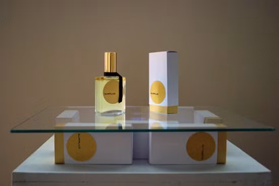 Những chai nước hoa được làm từ phân.