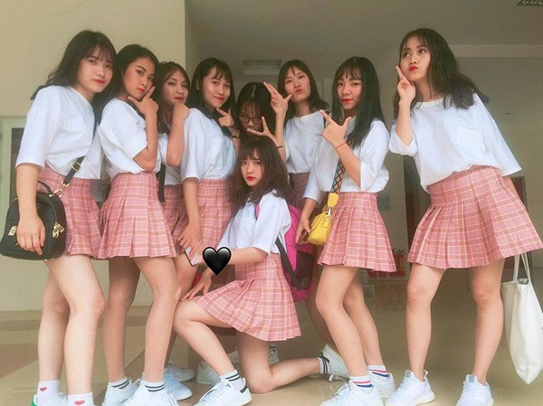 Ngày 28/2, hình ảnh dàn nữ sinh cấp 3 ở Lào Cai sau khi đăng tải trên diễn đàn dành cho giới trẻ nhanh chóng trở thành tâm điểm chú ý. Theo đó, các cô gái diện đồng phục áo trắng, váy hồng kẻ sọc. Nhiều người đã không khỏi khen ngợi, xuýt xoa ngôi trường cấp 3 nào có tập thể nữ sinh rạng rỡ, xinh tươi đến vậy. Ngày 28/2, hình ảnh dàn nữ sinh cấp 3 ở Lào Cai sau khi đăng tải trên diễn đàn dành cho giới trẻ nhanh chóng trở thành tâm điểm chú ý. Theo đó, các cô gái diện đồng phục áo trắng, váy hồng kẻ sọc. Nhiều người đã không khỏi khen ngợi, xuýt xoa ngôi trường cấp 3 nào có tập thể nữ sinh rạng rỡ, xinh tươi đến vậy.