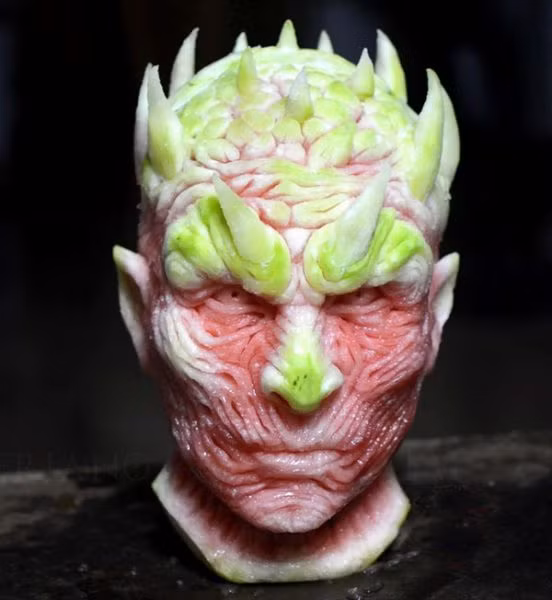 Một tác phẩm điêu khắc "quái thú" trên dưa hấu không kém phần cầu kỳ, tinh tế đến từ Valeriano Fatica - người được xem là bậc thầy trong việc điêu khắc trên dưa hấu. Ảnh Oddee.