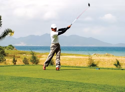 Vi sao san golf Da Nang tang phi cao bat thuong?