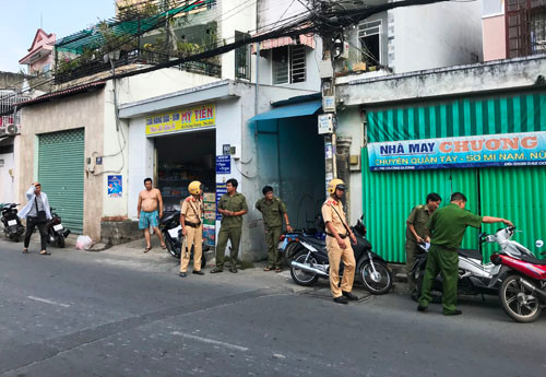 Lực lượng Công an phong tỏa đoạn đường trước hẻm số 78 đường Chương Dương để khám nghiệm.