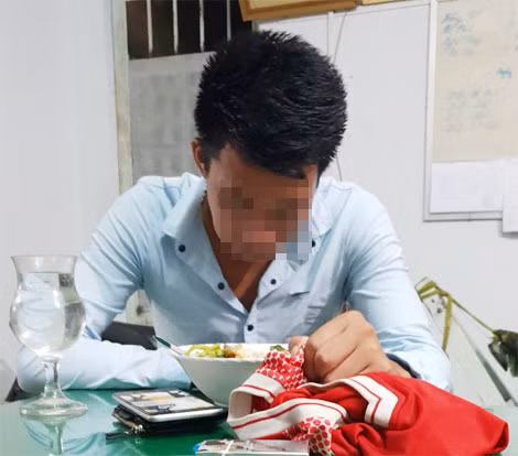 Trai tre nhay cau tu tu vi ban gai “cam sung“