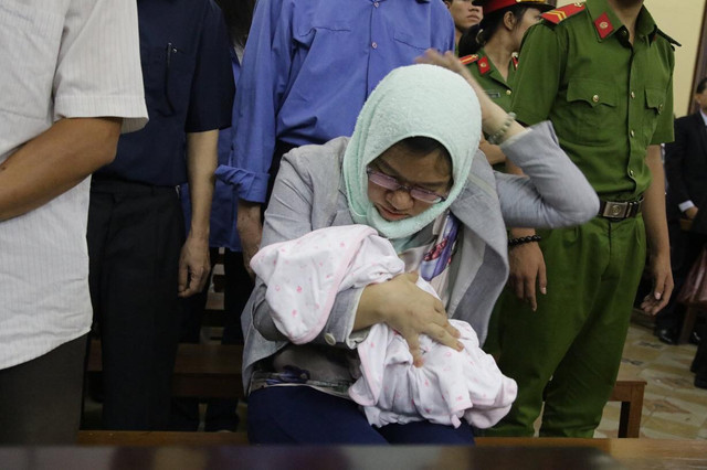 Bị cáo Loan ẵm con tới dự tòa sáng nay. Bị cáo Loan ẵm con tới dự tòa sáng nay.