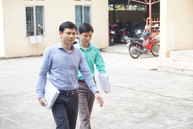 Bác sĩ Hoàng Công Lương (mặc áo xanh) tới Tòa sáng nay. Bác sĩ Hoàng Công Lương (mặc áo xanh) tới Tòa sáng nay.