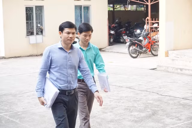 Bác sĩ Hoàng Công Lương (mặc áo xanh) tới Tòa sáng nay.