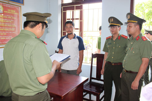 Cơ quan CSĐT Công an tỉnh Thanh Hóa thực hiện lệnh bắt tạm giam đối tượng Nguyễn Duy Sơn. Ảnh: Công an tỉnh Thanh Hóa.