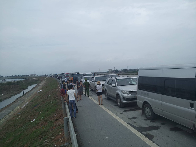 Quá tải phà Gót sang đảo Cát Bà dẫn đến tình trạng ùn tắc giao thông nghiêm trọng kéo dài trên tuyến đường Tân Vũ - Lạch Huyện. Quá tải phà Gót sang đảo Cát Bà dẫn đến tình trạng ùn tắc giao thông nghiêm trọng kéo dài trên tuyến đường Tân Vũ - Lạch Huyện.